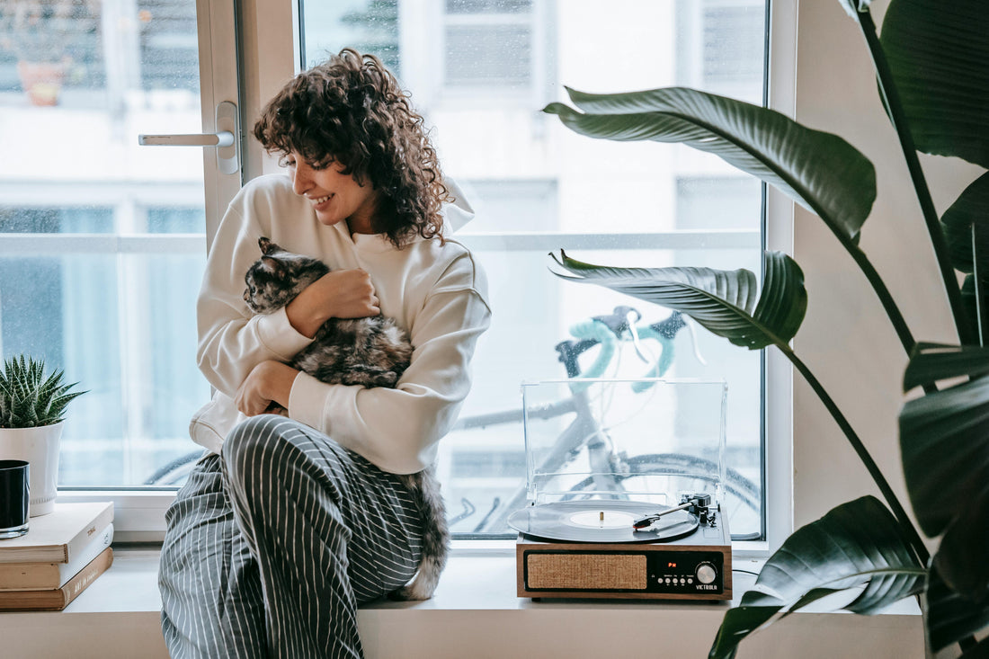 6 Adorable Ways Cats Show They Love You